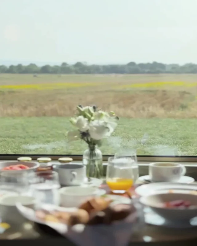 LIFE IN MOTION
From breakfast to your dining experience, the view never ceases to amaze—constantly shifting and transforming, becoming ever more beautiful. Watching the world glide by outside while life on board gently slows down is a pleasure in itself.

Credits: @diegobuongiorno
